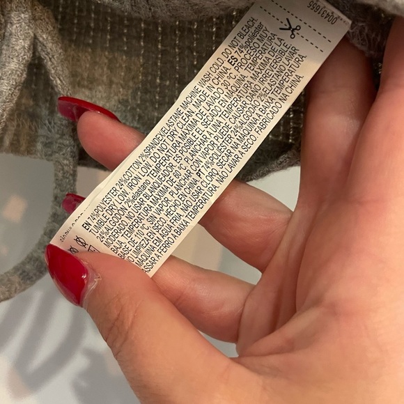 ⭐️Forever 21 Gray Ribbed V-Neck Top - Picture 3 of 4